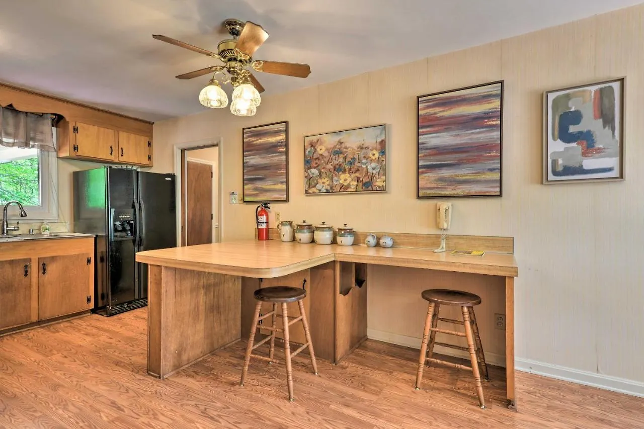 Cozy Charlotte Retreat With Yard About 5 Mi To Dtwnヴィラ 0*,  米国