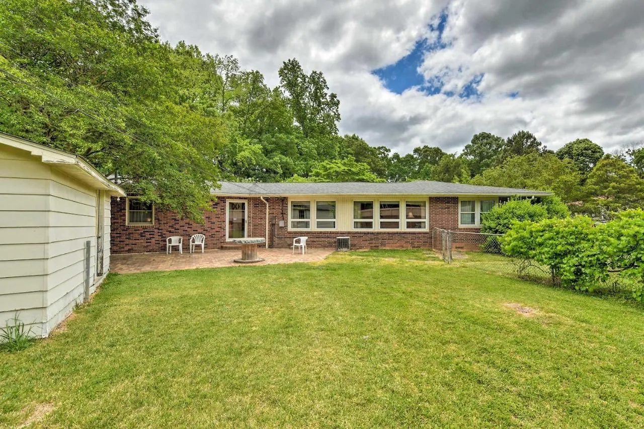Cozy Charlotte Retreat With Yard About 5 Mi To Dtwnヴィラ 別荘