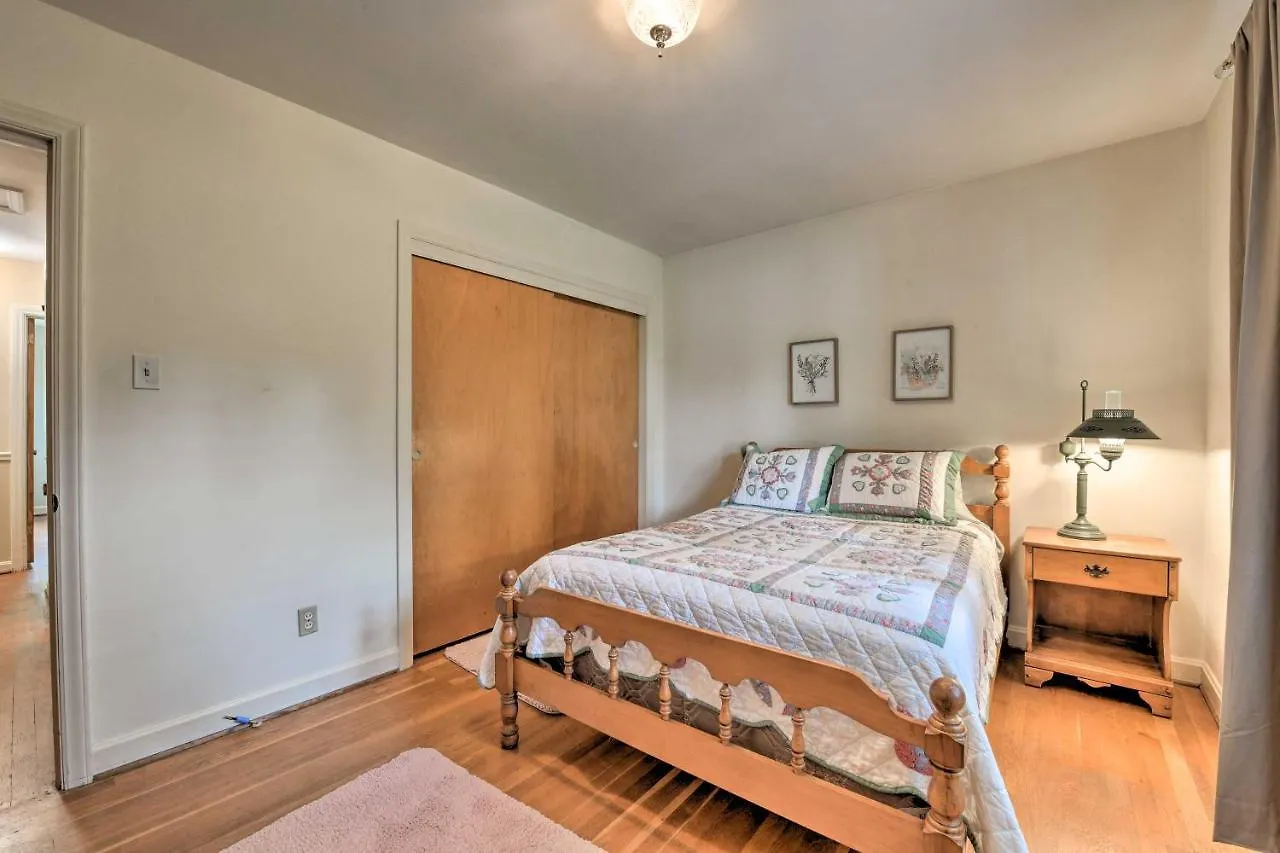 Cozy Charlotte Retreat With Yard About 5 Mi To Dtwnヴィラ 0*,