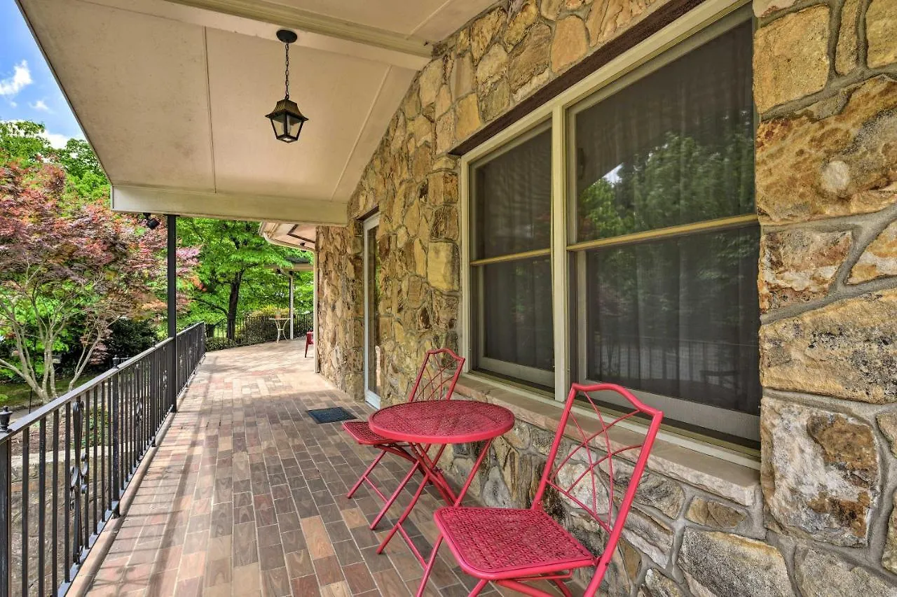 Cozy Charlotte Retreat With Yard About 5 Mi To Dtwnヴィラ